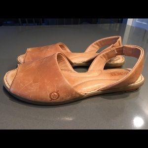 Born Trang Leather Sandal in Tan. Women’s size 6.